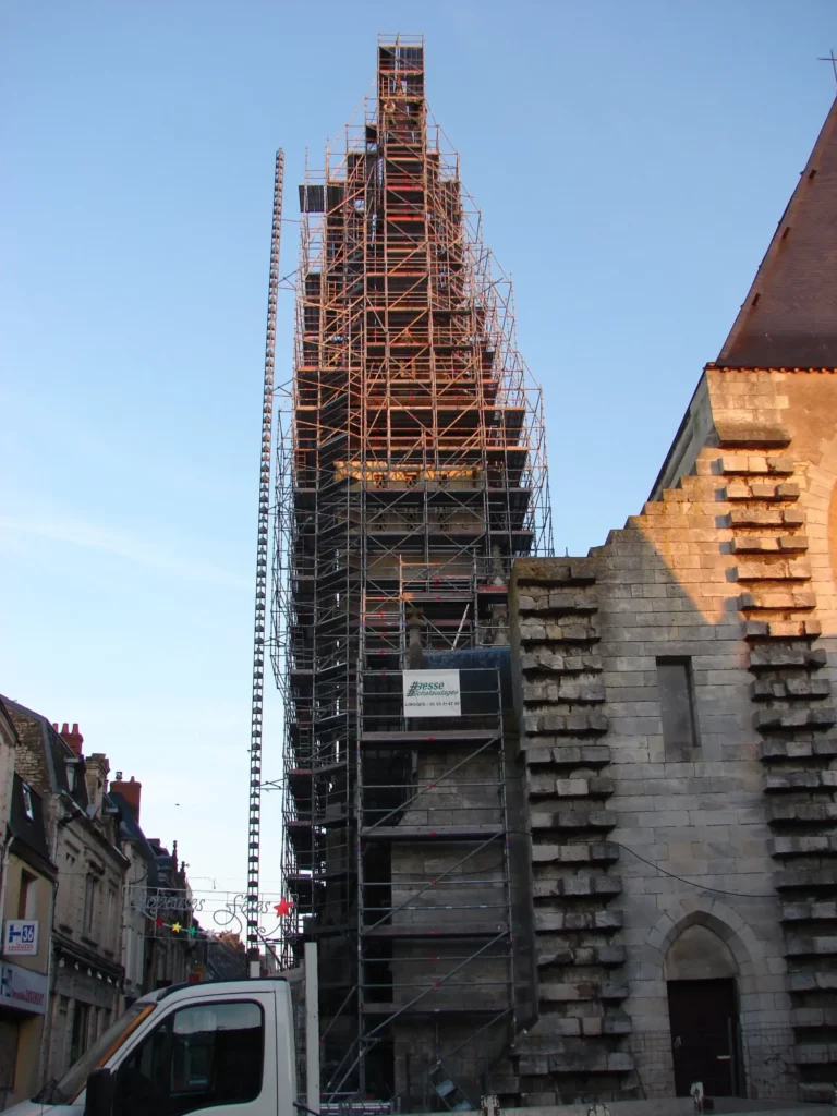 Echafaudage sur une église