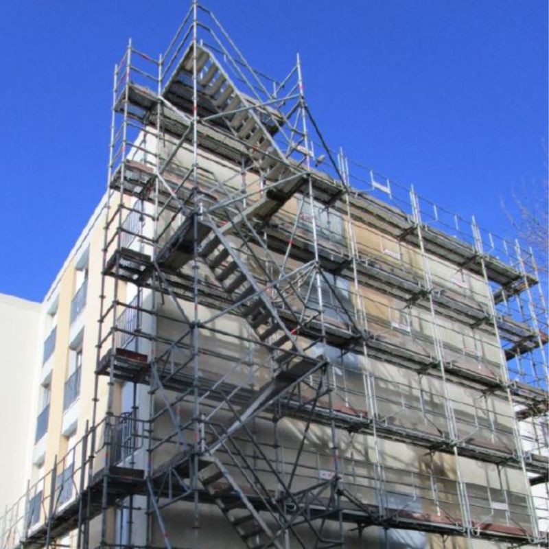 Chantier avec escalier temporaire